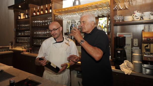 Intendant Frank Hoffmann genießt die edlen Weine aus dem Keller des Burgrestaurants in Güssing