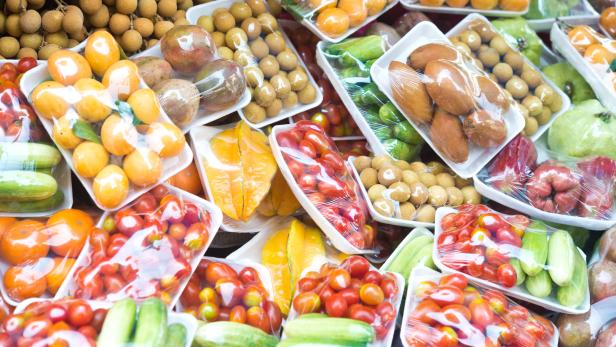 Symbolbild: Abgepacktes Obst und Gemüse in Plastik