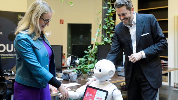 Roboter Pepper begrüßt Wirtschaftsministerin Schramböck und WKO-Präsident Mahrer zur PK