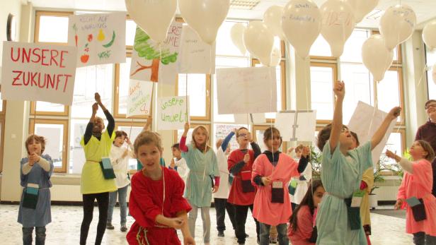 Mit Plakaten, Luftballons und Szenen zeigen diese Kinder: Wir - und alle Kinder dieser Welt - haben gleiche Rechte!