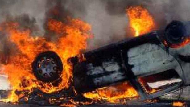 Ein Auto steht in Flammen.