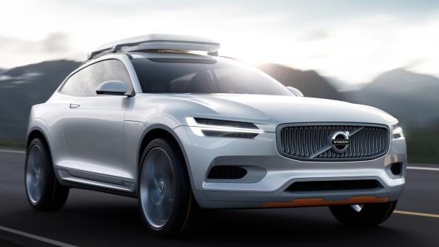 Ein silberner Volvo-SUV fährt auf einer asphaltierten Straße.
