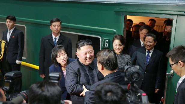 Nordkoreas Machthaber Kim Jong-un vor seinem grünen Zug.