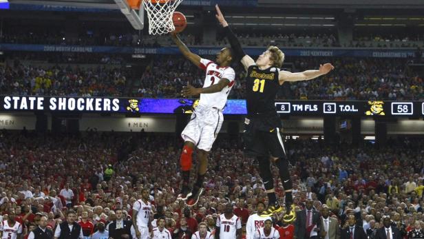 Louisville Cardinals guard Russ Smith (L) drives to the hoop past Wichita State Shockers guard Ron Baker during the second half of their NCAA men&#039;s Final Four basketball game in Atlanta, Georgia April 6, 2013. REUTERS/Chris Keane (UNITED STATES - Tags: SPORT BASKETBALL)