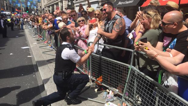 Warum dieser schwule Polizist seinen Antrag heute bereut