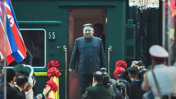 Nach 4000 Kilometern entstieg Nordkoreas Machthaber, der ungern fliegt, seinem Sonderzug und fuhr per Auto weiter nach Hanoi.