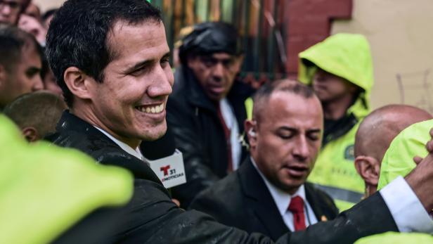 Interimspräsident Juan Guaidó wird in Bogota begrüßt.