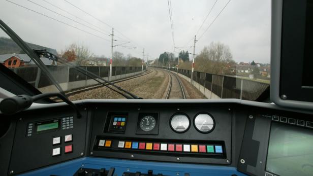 ÖBB Lärmschutzwand Bahnhof Strecke Führerstand Geisanlage Oberleitung Triebwagen