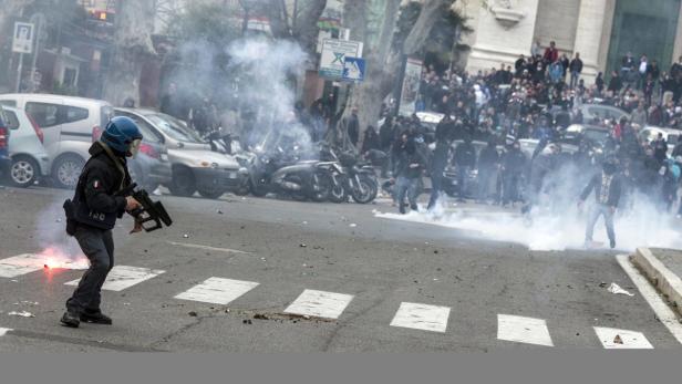 epa03654339 Police and fans clash before the kick off of Italian Serie A soccer match between AS Roma and SS Lazio, Rome, 8 April 2013. EPA/ANGELO CARCONI