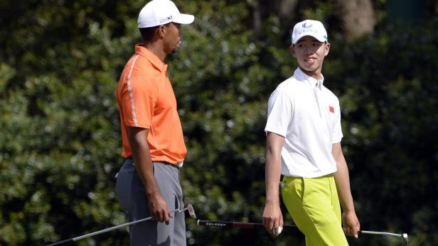 Tiger Woods und ein chinesischer Golfer auf dem Grün.