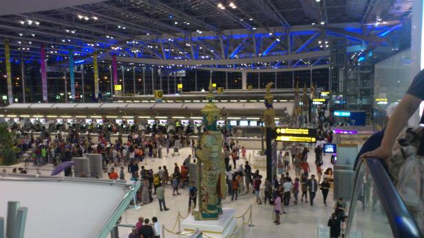 Check-in Bereich des Flughafens Bangkok-Suvarnabhumi.