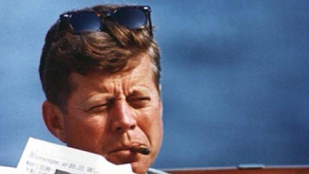 Bis heute ist John F. Kennedy der beliebteste Präsident der USA. Dabei war er nicht einmal drei Jahre im Amt. Doch seine besonnene Politik, sein Charisma, und wohl nicht zuletzt auch seine Frauengeschichten, machten ihn zum Mythos.