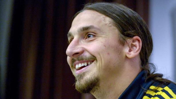 Ein lächelnder Zlatan Ibrahimović im Profil.