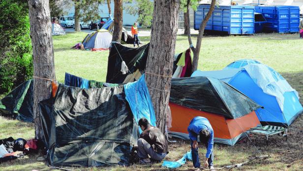 Camping-Zelte oder nur der freie Himmel: Noch immer Alltag im Erstaufnahmezentrum in Traiskirchen