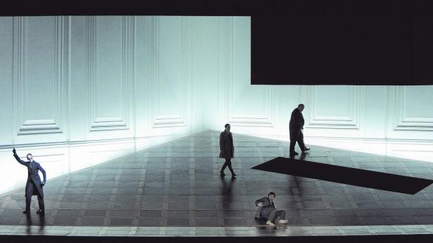 Zweiter „Fidelio“-Aufzug im Großen Festspielhaus: Paul Lorenger als Pizarros Schatten (links), Jonas Kaufmann als Florestan (am Boden), dahinter Adrianne Pieczonka (Leonore) und  Hans-Peter König (Rocco)