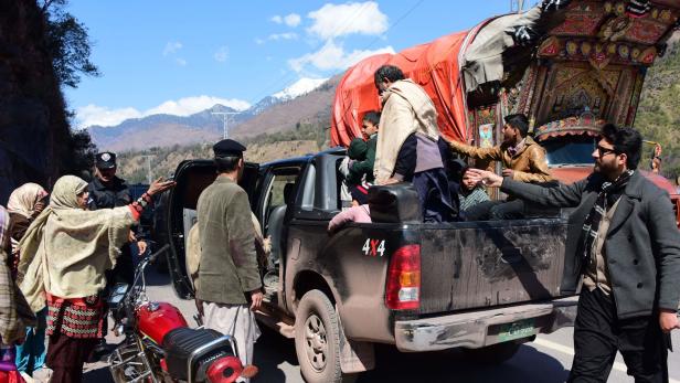 Evakuierungen auf der pakistanischen Seite der Grenze in Kaschmir.