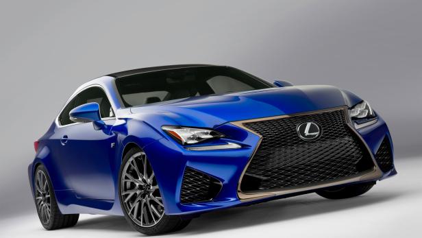 Ein blauer Lexus RC F Sportwagen vor einem neutralen Hintergrund.