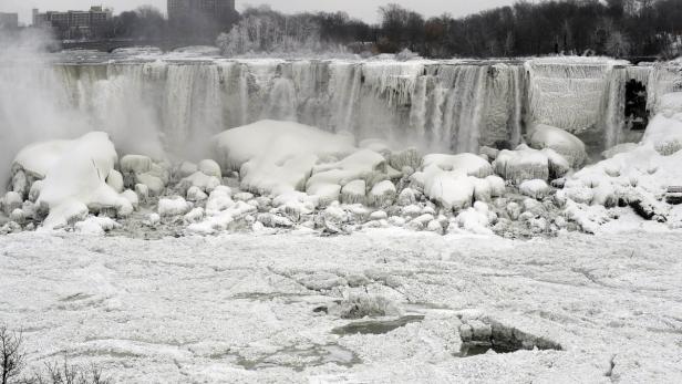 Die Niagarafälle sind im Winter mit Schnee und Eis bedeckt.