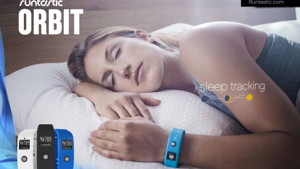 Eine Frau schläft mit einem Runtastic Orbit Schlaftracker am Handgelenk.
