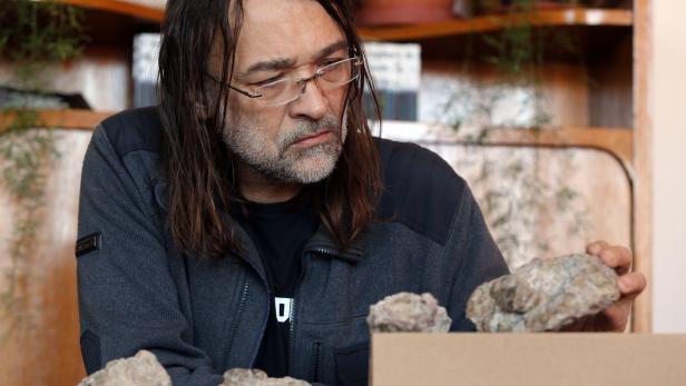 Der rumänische Paläontologe Matyas Vremir spricht von einem geschichtsträchtigen Fossilienfund.