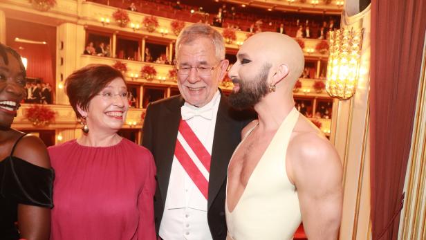 Van der Bellen freute sich darüber, Conchita am Opernball zu treffen.