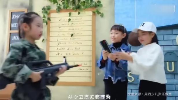 Kinder singen in bizarrem Video, wie toll Huawei ist