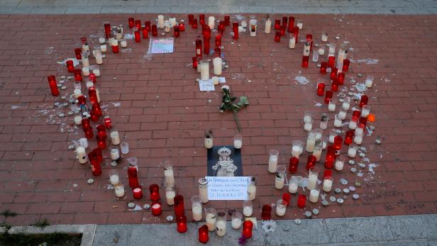 Nach dem Unglück stellten Menschen Kerzen in der Nähe von Julens Haus in Malaga auf
