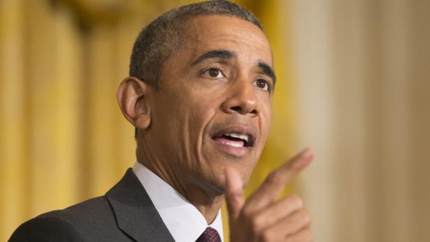 Barack Obama gestikuliert während einer Rede.