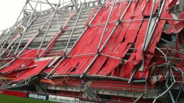 Twentes Stadiondach eingestürzt