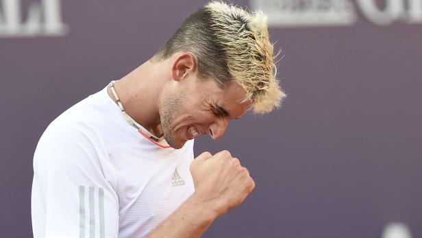 Ein Tennisspieler ballt die Faust vor Freude.