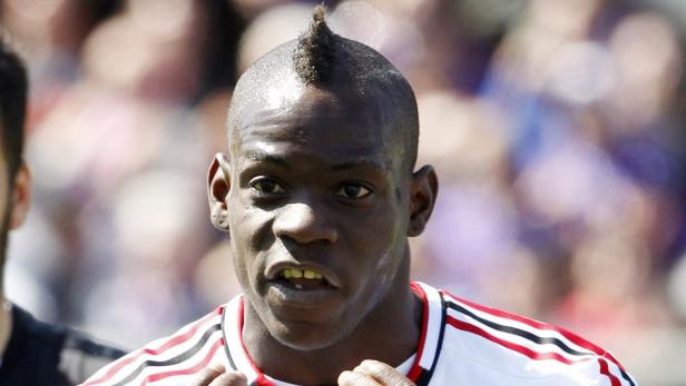 Ein Porträt des Fußballspielers Mario Balotelli mit Irokesenschnitt.