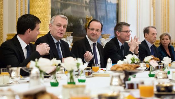 (L-R) French Interior Minister Manuel Valls, Prime Minister Jean-Marc Ayrault, France&#039;s President Francois Hollande and Education Minister Vincent Peillon pose prior to a meeting with members of the National observatory of Secularism at the Elysee Palace in Paris April 8, 2013. REUTERS/Bertrand Langlois/Pool (FRANCE - Tags: POLITICS)