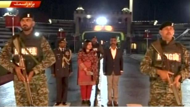 Der Pilot Abhinandan Varthaman (im Sakko) geht in Richtung Grenze zu Indien