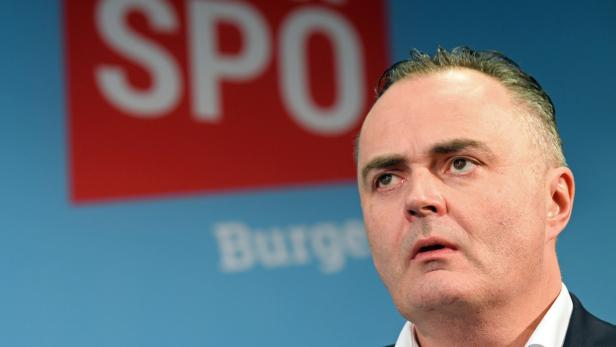 Tiroler SPÖ: Doskozil bei Rede mit Protestschildern konfrontiert