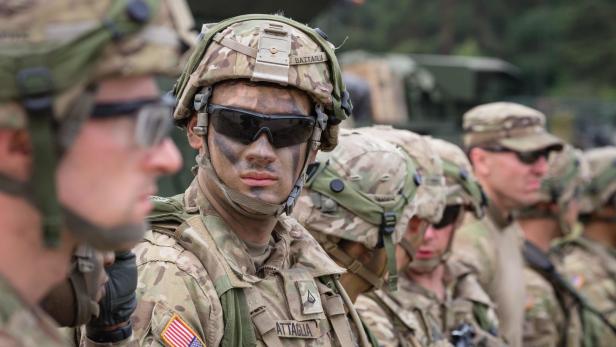 NATO-Soldaten bei einem Manöver