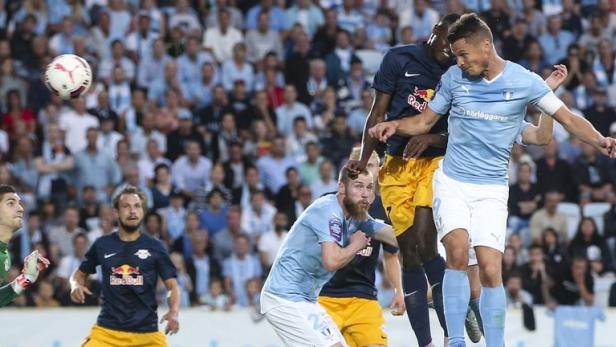 Malmö-Kapitän Markus Rosenberg kann ungehindert zum 2:0 einköpfeln. Salzburg ist gegen Schwedens Meister erneut ausgeschieden.