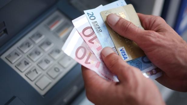 Bankomat-Behebung im Ausland: Wie Sie Kostenfallen vermeiden