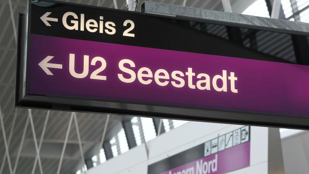 Bei der Endstation Seestadt flüchteten die vier Burschen vor der Bande.