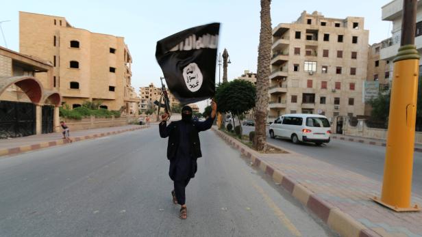 Dschihadist mit IS-Flagge im Irak (Archivbild).