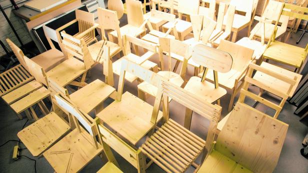 Designausstellung: 300 Sessel aus einem Dach