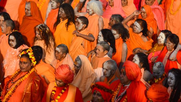 Indische &quot;Sadhvis&quot;, heilige Frauen, auf dem Weg zum Ganges.