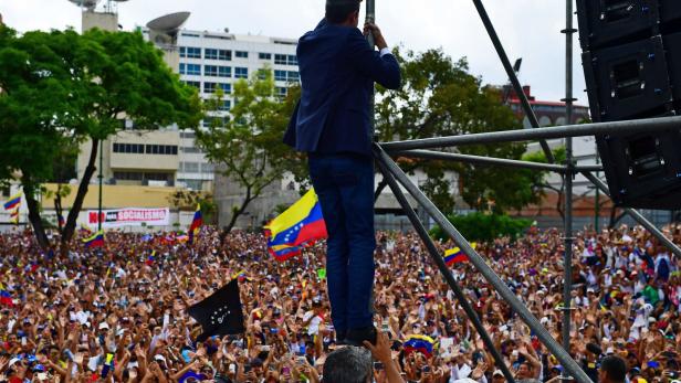Guaidó und Maduro messen ihre Kräfte auf der Straße