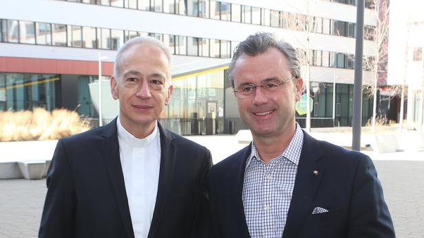 Caritas-Präsident Michael Landau und Infrastruktur-Minister Norbert Hofer besuchten am Faschingsdienstag ein Pflegeheim