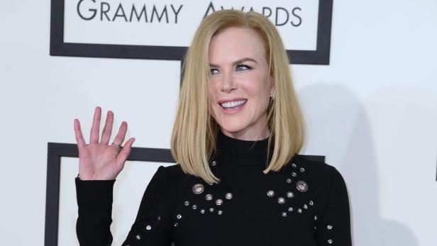 Sie kann es nicht lassen: Dabei hatte es vor einiger Zeit noch den Anschein gemacht, als würde Nicole Kidman ihre Botox-Rationen nicht mehr ganz so regelmäßig genießen. Nun aber zeigt sie sich erneut mit keinen Falten - und keiner Mimik - auf den Red Carpets.