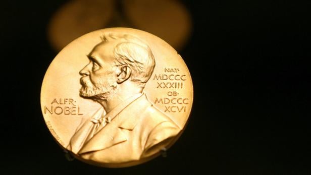Nahaufnahme einer goldenen Nobelpreis-Medaille mit dem Profil von Alfred Nobel.