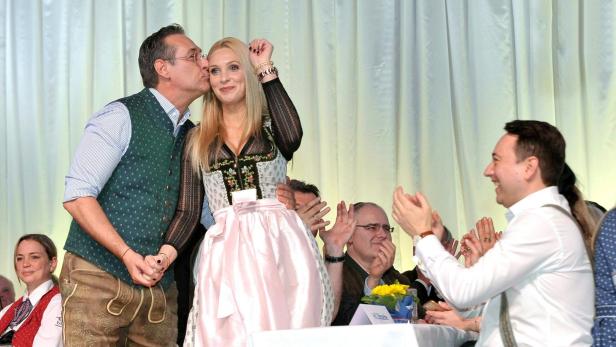 Strache mit Ehefrau Philippa und FP-OÖ-Chef Manfred Haimbuchner in Ried