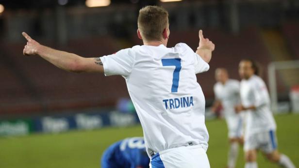 Ein Fußballspieler mit der Nummer 7 und dem Namen Trdina jubelt auf dem Spielfeld.