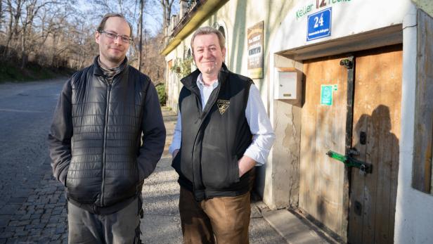 Bio-Bauer Oliver Kami-nek (li.) und Heurigenwirt Leopold Klager (re.) engagieren sich im lokalen Verein.