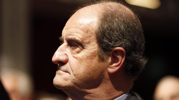 Ein Mann mit Anzug im Profil.