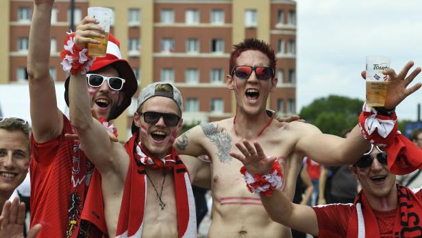 Österreichische Fans vor dem EM-Spiel Island gegen Österreich vor dem Stade de France in Paris.